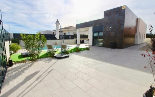 Villa for sale in Pinoso