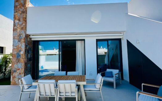 Beautiful villa near the beach with sea views
