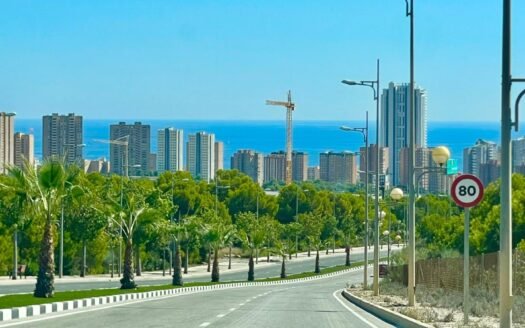 Semi for sale in Finestrat