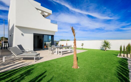 NEW BUILD VILLAS IN PILAR DE LA HORADADA ON THE GOLF COURSE