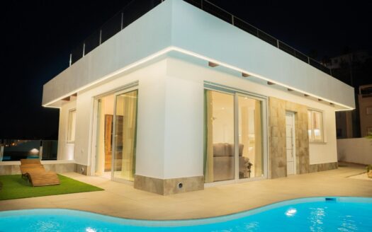 PRECIOSA VILLA CON VISTAS AL CAMPO DE GOLF “LA MARQUESA”!